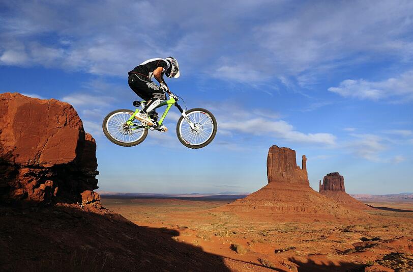 Eine Szene, wie sie der Münchner Outdoor-Fotograf Stefan Eisend liebt: Vor dem Monument Valley in Utah hat er 2010 einen Mountainbiker beim Sprung fotografiert.