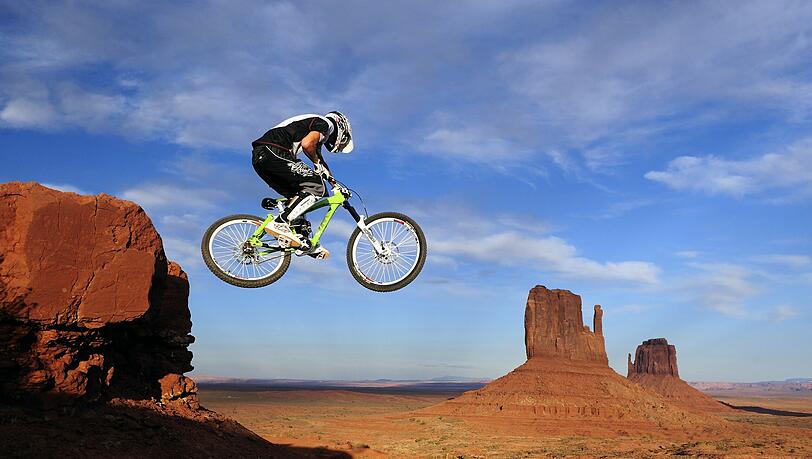 Eine Szene, wie sie der Münchner Outdoor-Fotograf Stefan Eisend liebt: Vor dem Monument Valley in Utah hat er 2010 einen Mountainbiker beim Sprung fotografiert. Eine Szene, wie sie der Münchner Outdoor-Fotograf Stefan Eisend liebt: Vor dem Monument Valley in Utah hat er 2010 einen Mountainbiker beim Sprung fotografiert.
