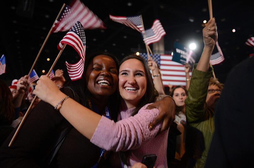 Und dann, nach Stunden des Wartens, war es soweit: Die Anhänger von Barack Obama feiern den Wahlsieg.
