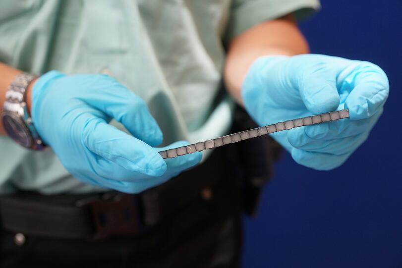 20 Kilo der synthetischen Droge Crystal wurden im Februar beschlagnahmt - der bisher größte Fund in Deutschland. Auf der PK am Dienstag präsentiert der Zoll die Päckchen.