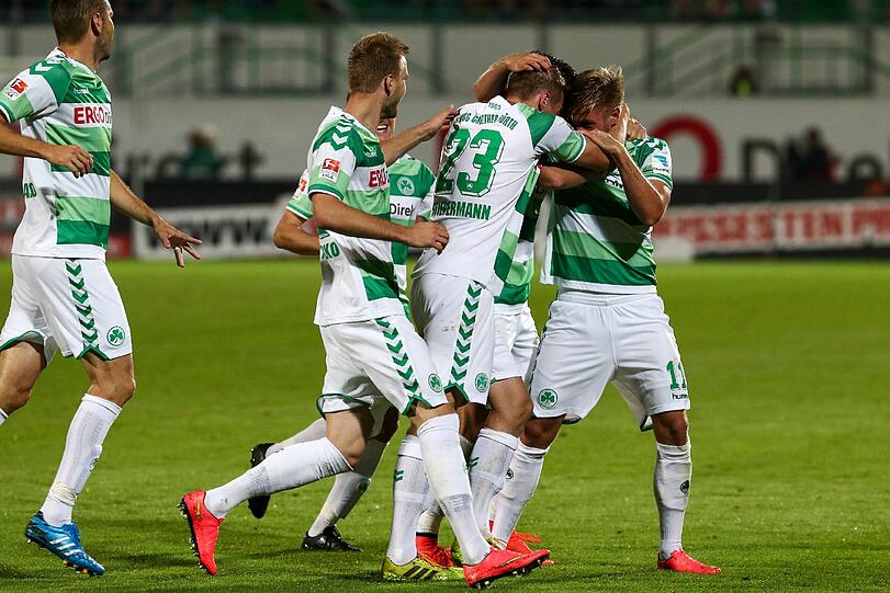 Die Fürther Spieler jubeln mit ihrem Mannschaftskollegen Florian Trinks (r) nach dessen Freistoßtor zum 3:0 in der 52. Minute.