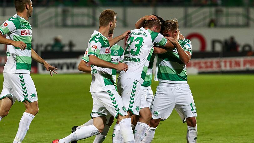 Die Fürther Spieler jubeln mit ihrem Mannschaftskollegen Florian Trinks (r) nach dessen Freistoßtor zum 3:0 in der 52. Minute. Die Fürther Spieler jubeln mit ihrem Mannschaftskollegen Florian Trinks (r) nach dessen Freistoßtor zum 3:0 in der 52. Minute.