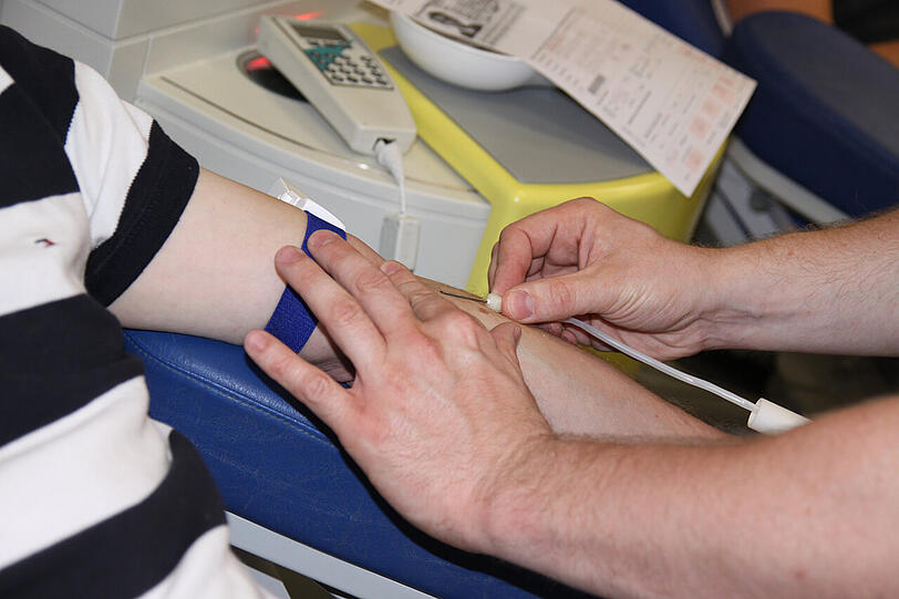 Blut spenden tut wirklich nicht weh, wetten?