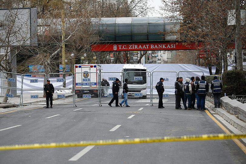 Bei dem Autobomben-Anschlag an einer Bushaltestelle in Ankara sind 37 Menschen getötet worden.
