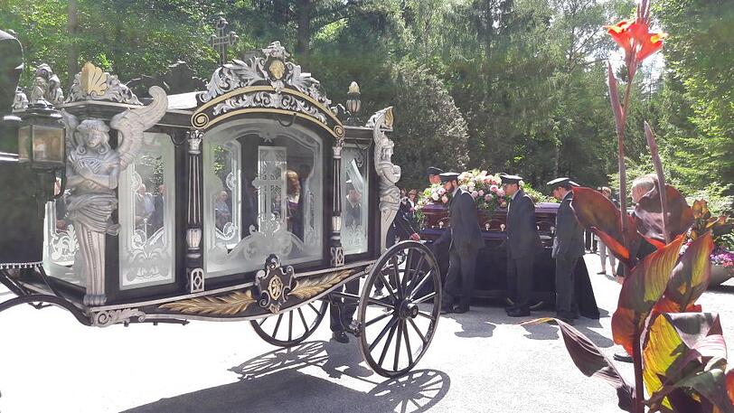 Der rosa-geschmückte Sarg von Christel Sembach-Koch wurde von vier Schimmeln zum Mausoleum der Familie gebracht.