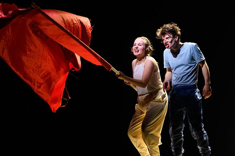 Lisa Schwarzer und Hardy Punzel proben in Christine Umpfenbachs Inszenierung &bdquo;Die rote Republik&ldquo; den Aufstand.