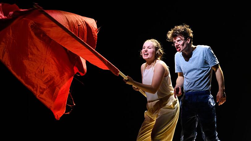Lisa Schwarzer und Hardy Punzel proben in Christine Umpfenbachs Inszenierung „Die rote Republik“ den Aufstand. Lisa Schwarzer und Hardy Punzel proben in Christine Umpfenbachs Inszenierung „Die rote Republik“ den Aufstand.