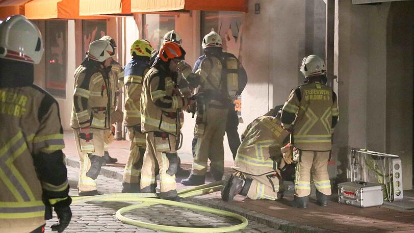 Dichter Rauch in Mühldorf: Ein vermeintlicher Brand in einem Geschäft entpuppte sich als zu viel Weihrauch.