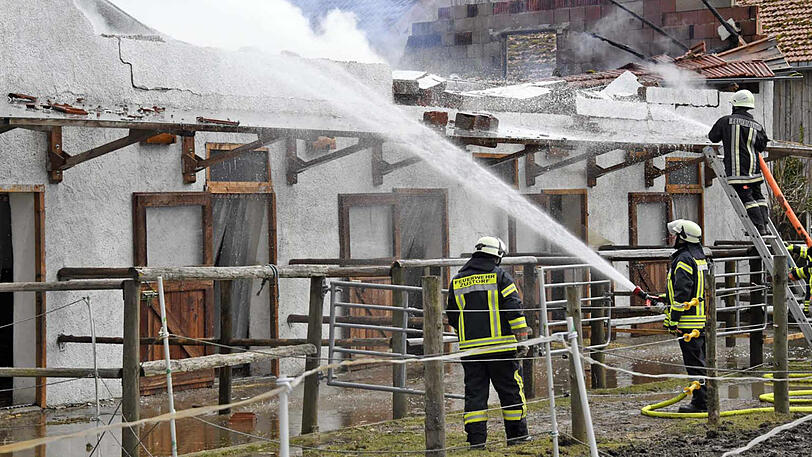 Die Bilder vom Feuerwehreinsatz in Pesenlern. Hier hatten es die Einsatzkräfte mit einem Großbrand auf einem Pferdehof zu tun.