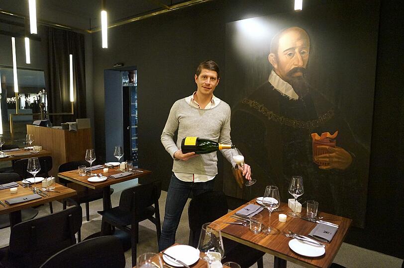 Auf ein Glas Champagner: Restaurantleiter Michael Blanz weiß zu überraschen im neu eröffneten Herzog.