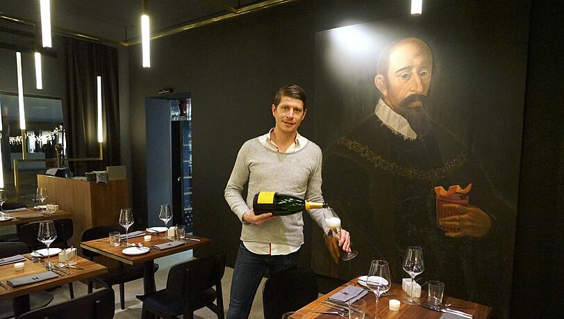 Auf ein Glas Champagner: Restaurantleiter Michael Blanz weiß zu überraschen im neu eröffneten Herzog. Auf ein Glas Champagner: Restaurantleiter Michael Blanz weiß zu überraschen im neu eröffneten Herzog.