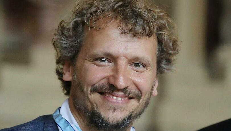 Seit Juli 2019 ist Regisseur Marcus H. Rosenmüller Träger des Bayerischen Verdienstordens. Seit Juli 2019 ist Regisseur Marcus H. Rosenmüller Träger des Bayerischen Verdienstordens.