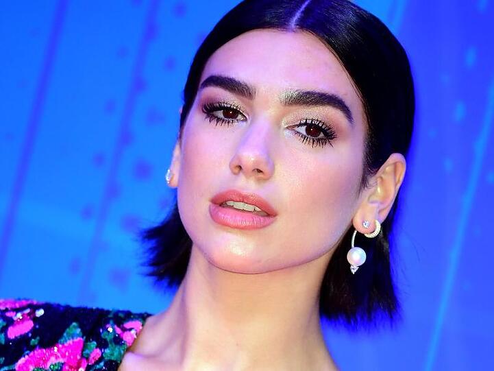 Die Sängerin Dua Lipa begrüßt die Solidarität von Menschen in "dunklen Zeiten".