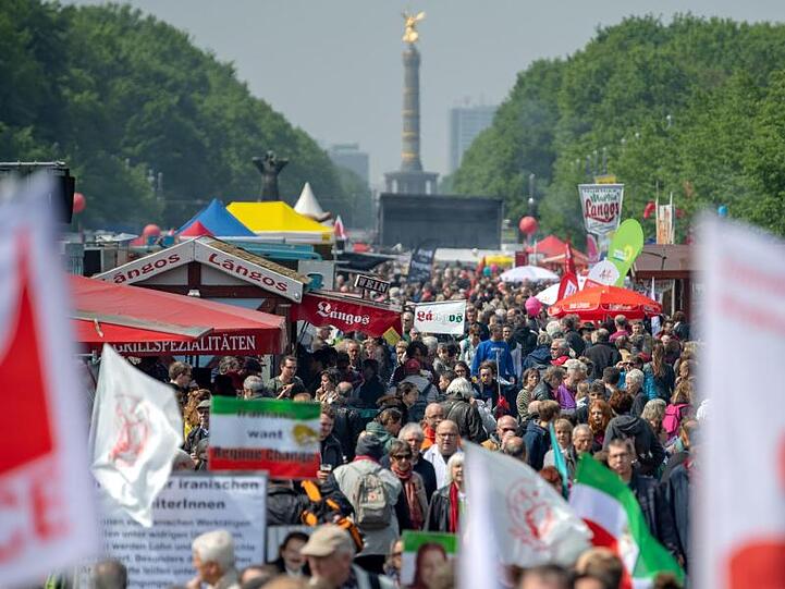 Zahlreiche Menschen besuchen das Maifest zum Tag der Arbeit auf der Straße des 17. Juni in Berlin.