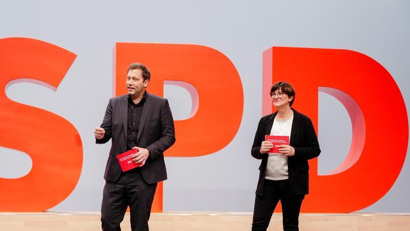 Lars Klingbeil, gewählter SPD-Bundesvorsitzender, und Saskia Esken, gewählte SPD-Bundesvorsitzende, sprechen beim Bundesparteitag ihrer Partei. Lars Klingbeil, gewählter SPD-Bundesvorsitzender, und Saskia Esken, gewählte SPD-Bundesvorsitzende, sprechen beim Bundesparteitag ihrer Partei.
