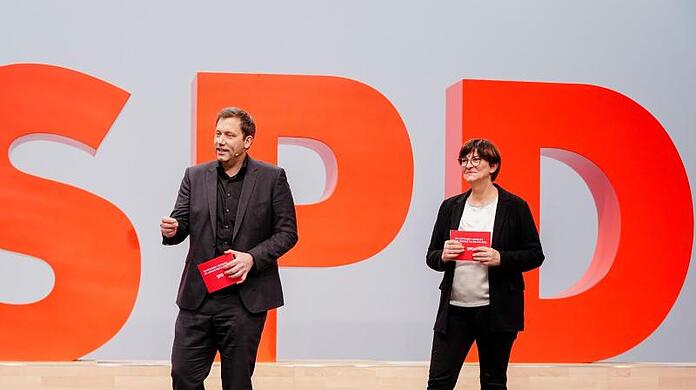 Lars Klingbeil, gewählter SPD-Bundesvorsitzender, und Saskia Esken, gewählte SPD-Bundesvorsitzende, sprechen beim Bundesparteitag ihrer Partei.