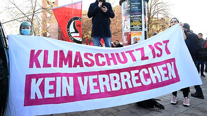 Demo gegen die Präventionshaft am Wettersteinplatz in München. Auf einem Plakat steht: "Klimaschutz ist kein Verbrechen".