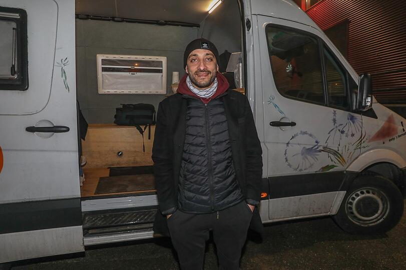 Murtaza Farooqi (35) ist aus Afghanistan geflüchtet. Jetzt ist sein Job, anderen Geflüchteten zu helfen.