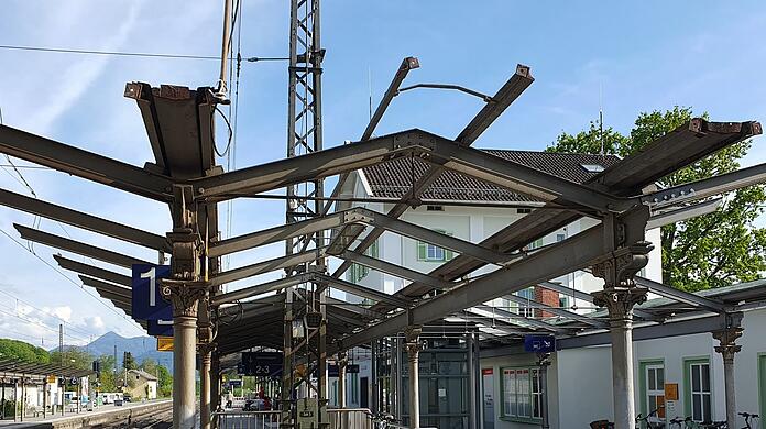 Bahnhof ohne Dach: Noch stehen die Menschen hier in Prien im Trockenen - das ändert sich aber bei Kälte und Nässe.