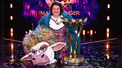 Meltem Kaptan durfte den "The Masked Singer"-Pokal mit nach Hause nehmen.