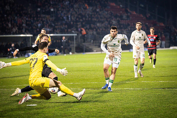 Eiskalt ausgenutzt: Torwart Timo Schulz ist chancenlos gegen Kevin Volland, nachdem Schlitzohr Thore Jacobsen seinen Pass abgefangen hat.,