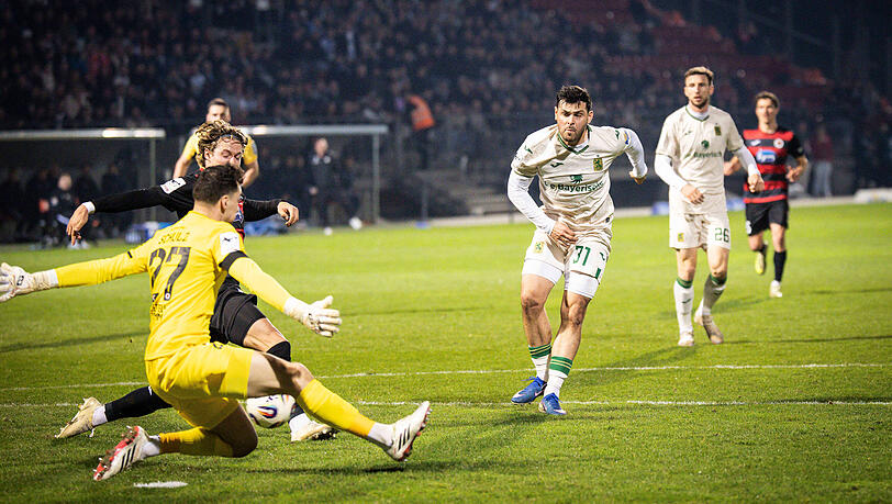 Eiskalt ausgenutzt: Torwart Timo Schulz ist chancenlos gegen Kevin Volland, nachdem Schlitzohr Thore Jacobsen seinen Pass abgefangen hat.,