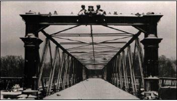 Die alte Brudermühlbrücke 1951, kurz vor dem Abriss. Die alte Brudermühlbrücke 1951, kurz vor dem Abriss.