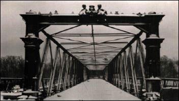 Die alte Brudermühlbrücke 1951, kurz vor dem Abriss. Die alte Brudermühlbrücke 1951, kurz vor dem Abriss.