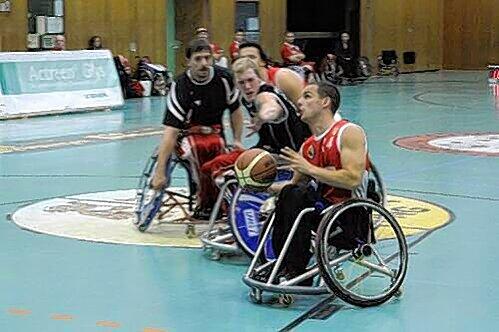 Bisweilen auch mal spektakulär: Rollstuhlbasketballer Florian Fischer (r.) vom USC München.