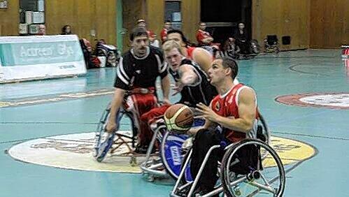 Bisweilen auch mal spektakulär: Rollstuhlbasketballer Florian Fischer (r.) vom USC München. Bisweilen auch mal spektakulär: Rollstuhlbasketballer Florian Fischer (r.) vom USC München.