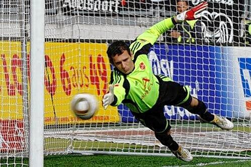 Sicherer Rückhalt seiner Mannschaft und ein Mann der klaren Worte: FCN-Keeper Raphael Schäfer.