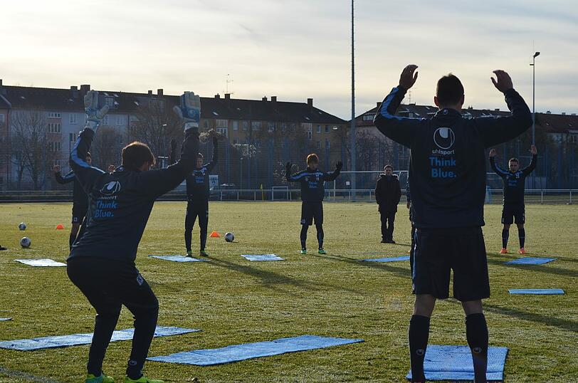 Ohne Dolmetscher geht nichts: Neu-Löwe Yuya Osako und sein Übersetzer Kim Dämpfling beim 1860-Training am Donnerstagvormittag.