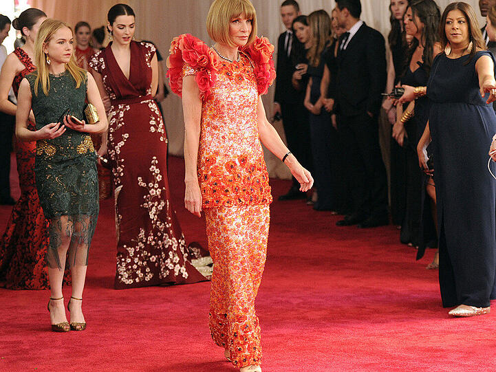 "Vogue"-Chefin Anna Wintour, die Schirmherrin der Veranstaltung, durfte natürlich auch nicht fehlen. Sie kam in einer roten, langen Blumen-Robe von Chanel.
