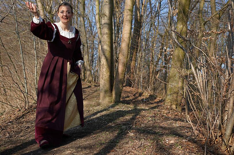 Voller Körpereinsatz: Astrid Brüggemann im Westpark. Ihre Geschichten erzählt sie gerne im Kostüm und mit großen Gesten.