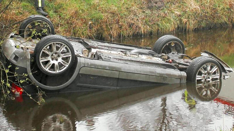 Kopfüber liegt das Auto in Diele im Kanal. Ein Passant konnte die Fahrerin und ihre Töchter rechtzeitig retten.