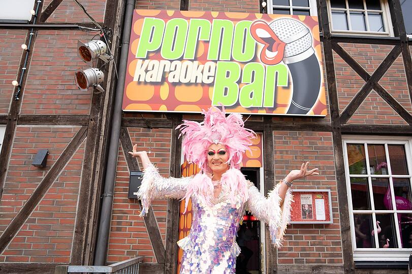 Olivia Jones eröffnet auf St. Pauli die weltweit erste Porno-Karaoke-Bar.