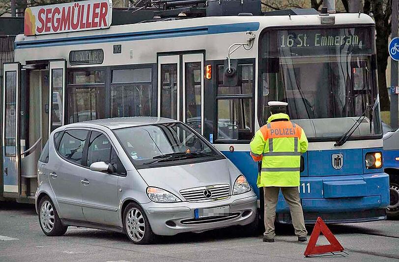 Bilder vom Unfall in der Cosimastraße. Ein Mercedes kollidierte mit einer Straßenbahn.