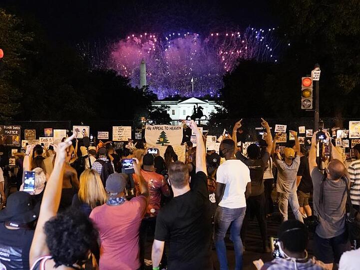 Demonstranten artikulieren ihren Unmut während eines Feuerwerks über dem Weißen Haus zum Abschluss der viertägigen Parteitages der Republikaner.