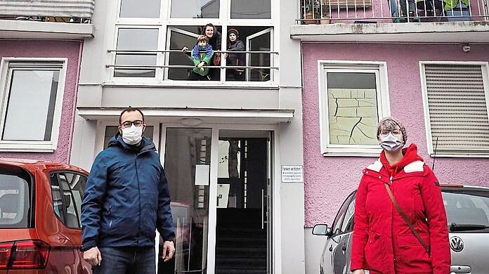 SPD-Stadtrat Christian Köning (links) und Seija Knorr-Köning vor einem der betroffenen Häuser.