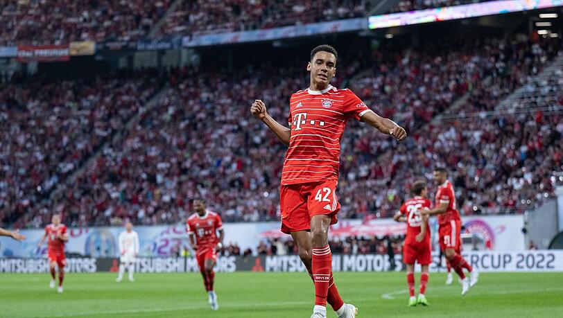 Bayerns Jamal Musiala jubelt über seinen Treffer zum 1:0 .