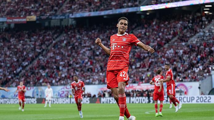 Bayerns Jamal Musiala jubelt über seinen Treffer zum 1:0 .