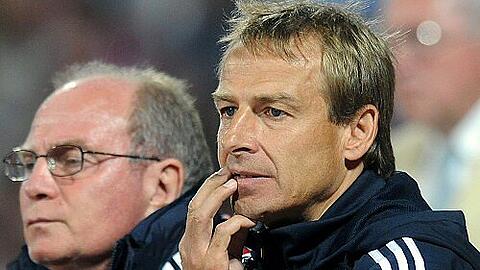 Jürgen Klinsmann, der neue Bayern-Trainer, auf der Suche nach seinem optimalen Gegenpart, wie er Löw einst war. Auf der Bank sitzt Hoeneß neben ihm.