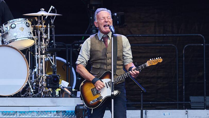 Tausende Fans sind bei dem Konzert von Bruce Springsteen in Gelsenkirchen. (Archivbild)
