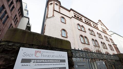 Die Schule liegt am Rande des Frankfurter Bahnhofsviertels.