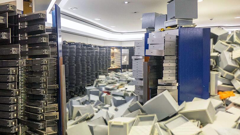 Erste Dokumente aus dem verw&uuml;steten Tresorraum in Gelsenkirchen werden zur&uuml;ckgegeben.
