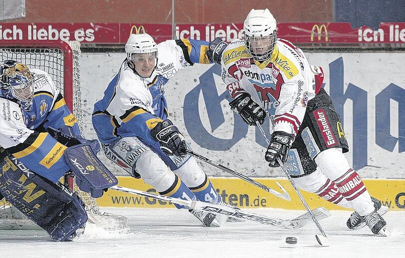 Großer Name, großes Talent: Landshut-Star Tom Kühnhackl (r.), Sohn von Erich Kühnhackl, hier im Januar gegen den EHC München mit Andreas Raubal.