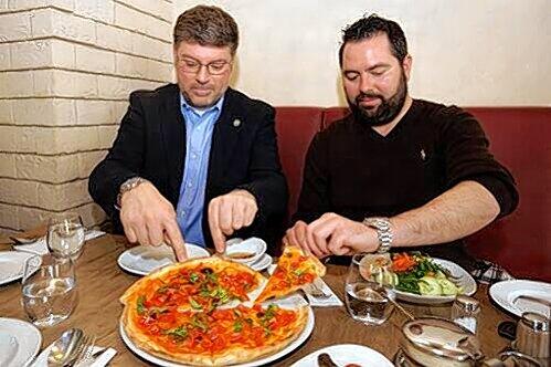 Mahlzeit! Pat Cortina und Christian Winkler essen an Spieltagen stets beim Stammitaliener &bdquo;Natale&rsquo;s&ldquo; am Stiglmaierplatz zu Mittag.