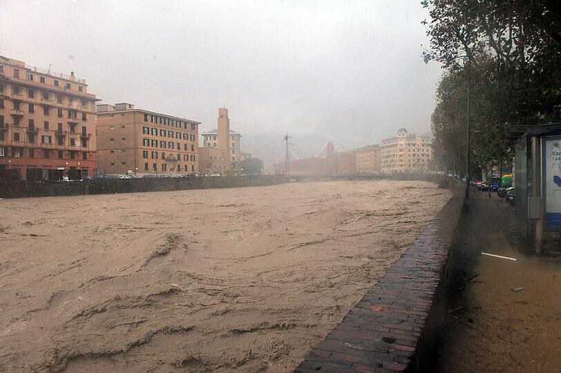 Schwere Unwetter in Italien haben in den letzten zwei Wochen mindestens 16 Menschen das Leben gekostet - Ende des Regens nicht vor Ende der Woche.