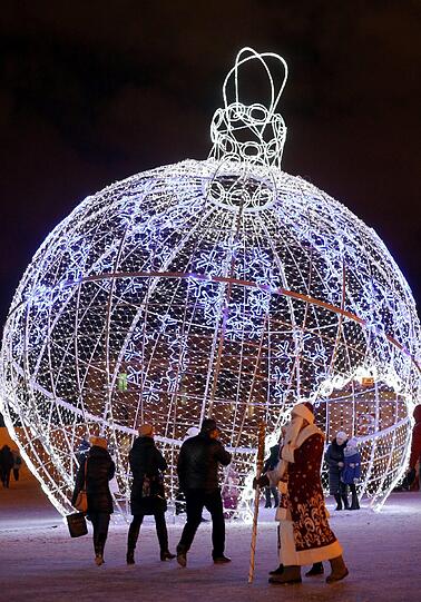 in Minsk in Weißrussland steht eine überdimensionale Christbaumkugel im Stadtzentrum. Dort wird erst im Januar Weihnachten gefeiert.