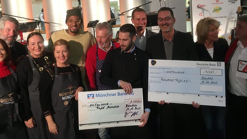 Ein Weltmeister serviert: Jérôme Boateng hilft bei der Münchner Tafel mit &ndash; wie auch Paul Breitner.